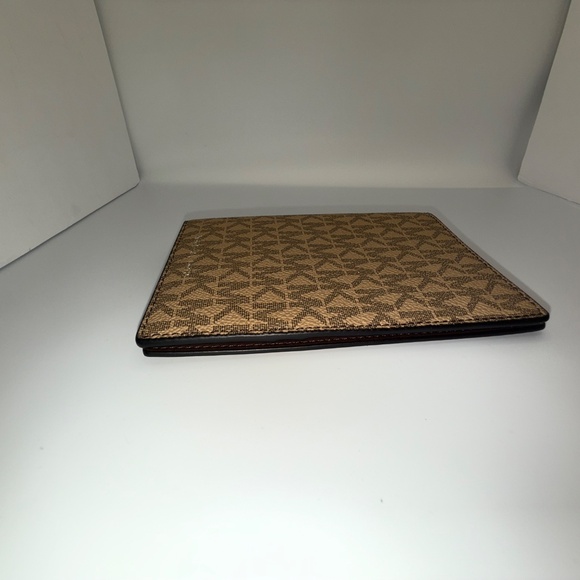 MICHAEL KORS MONOGRAM WALLET! - Picture 14 of 16